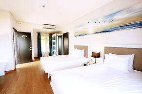 Sandy Beach Non Nuoc Resort