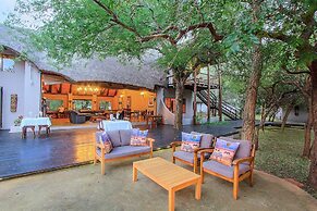 Mvuradona Safari Lodge