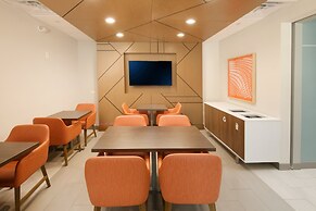 Holiday Inn Express & Suites Williamstown - Glassboro by IHG