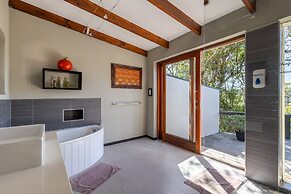 Hog Hollow Country Lodge