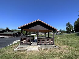 Swiss Chalets Village Inn