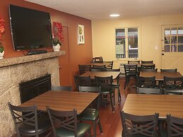 Swiss Chalets Village Inn