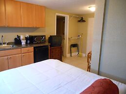 The Bayside Inn & Marina