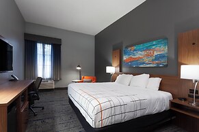 La Quinta Inn & Suites by Wyndham St. Petersburg Northeast