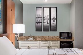 La Quinta Inn & Suites by Wyndham St. Petersburg Northeast