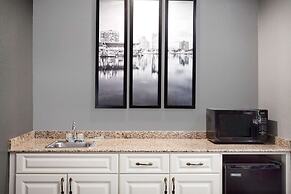 La Quinta Inn & Suites by Wyndham St. Petersburg Northeast