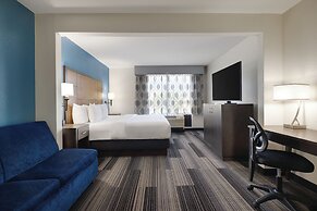 La Quinta Inn & Suites by Wyndham Springfield Airport Plaza