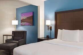 La Quinta Inn & Suites by Wyndham Springfield Airport Plaza