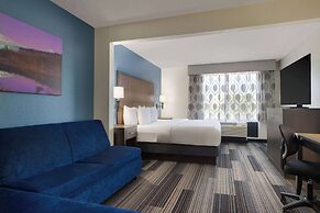 La Quinta Inn & Suites by Wyndham Springfield Airport Plaza