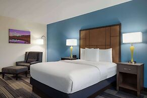 La Quinta Inn & Suites by Wyndham Springfield Airport Plaza