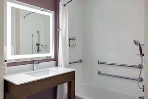 La Quinta Inn & Suites by Wyndham Springfield Airport Plaza