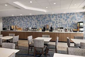 La Quinta Inn & Suites by Wyndham Springfield Airport Plaza