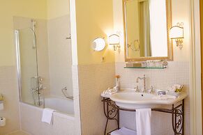 Savoy Westend Hotel