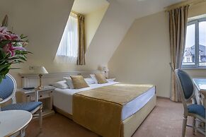 Savoy Westend Hotel