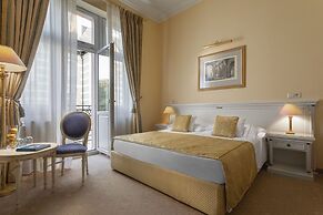 Savoy Westend Hotel