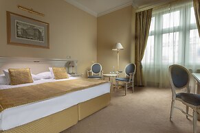 Savoy Westend Hotel
