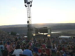 Lakeshore Inn Water Front