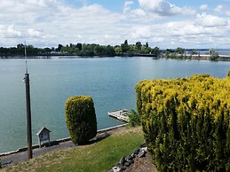 Lakeshore Inn Water Front