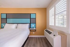 Hotel Avenida Victorville I 15