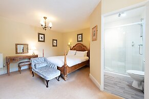 Corinium Hotel & Restaurant