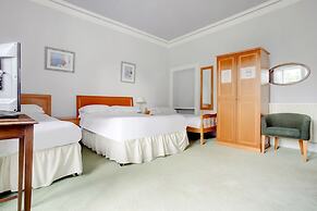 OYO Kirkconnel Hall Hotel