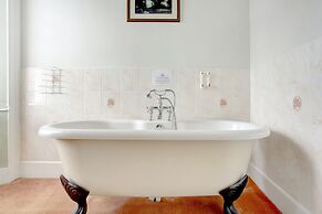 OYO Kirkconnel Hall Hotel