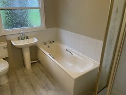 OYO Kirkconnel Hall Hotel