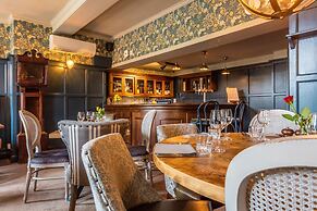 Greyhound Hotel
