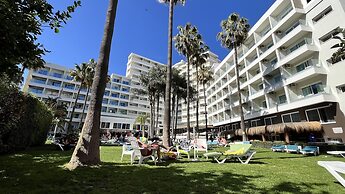 Hotel Parasol by Dorobe