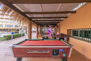 Hotel Parasol by Dorobe