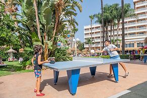 Hotel Parasol by Dorobe