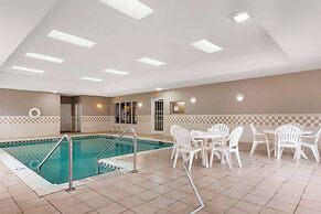 Country Inn & Suites by Radisson, Newport News South, VA