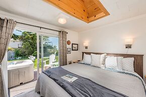 Juan de Fuca Waterfront Hotel & Cottages