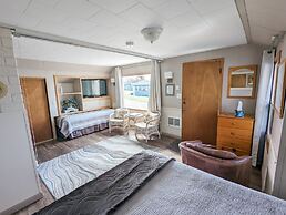 Juan de Fuca Waterfront Hotel & Cottages