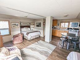 Juan de Fuca Waterfront Hotel & Cottages