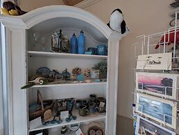 Juan de Fuca Waterfront Hotel & Cottages