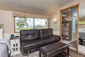 Juan de Fuca Waterfront Hotel & Cottages