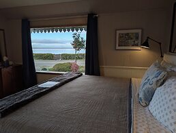Juan de Fuca Waterfront Hotel & Cottages