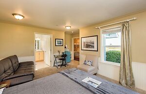 Juan de Fuca Waterfront Hotel & Cottages