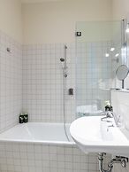 Schoenhouse Avenue by Limehome