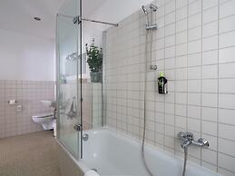 Schoenhouse Avenue by Limehome