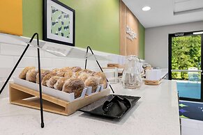 Spark by Hilton Tupelo