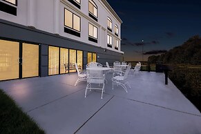 Spark by Hilton Tupelo