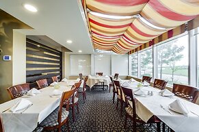 Monte Carlo Inn Vaughan Suites