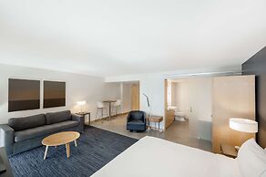 hotelVetro Iowa City, Tapestry Collection by Hilton