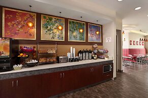 Ramada by Wyndham Rockville Centre