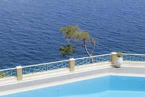 Cape Kanapitsa Hotel & Suites