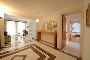 Cape Kanapitsa Hotel & Suites