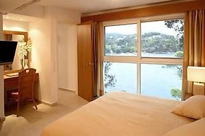 Cape Kanapitsa Hotel & Suites