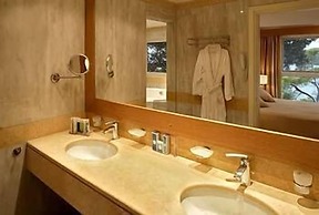 Cape Kanapitsa Hotel & Suites